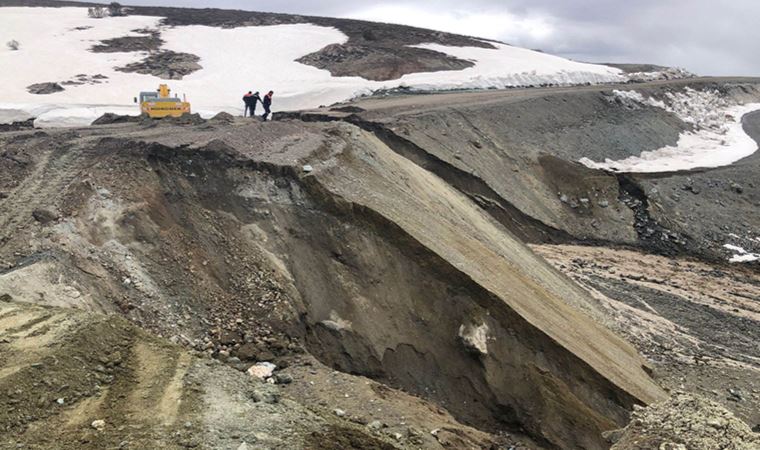 Sivas'ta heyelan: Köy yolu ulaşıma kapandı