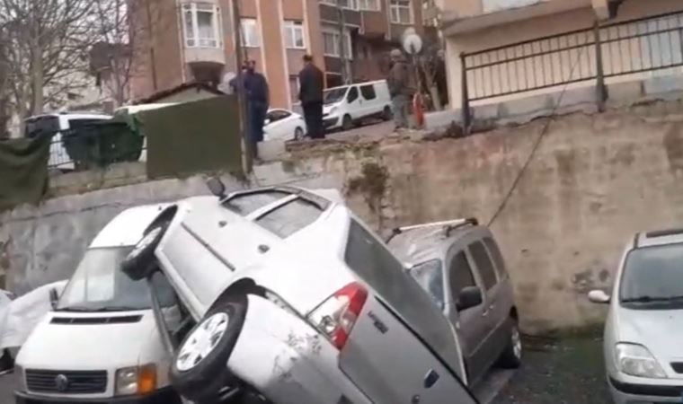 Freni boşalan otomobil otoparktaki araçların üzerine uçtu