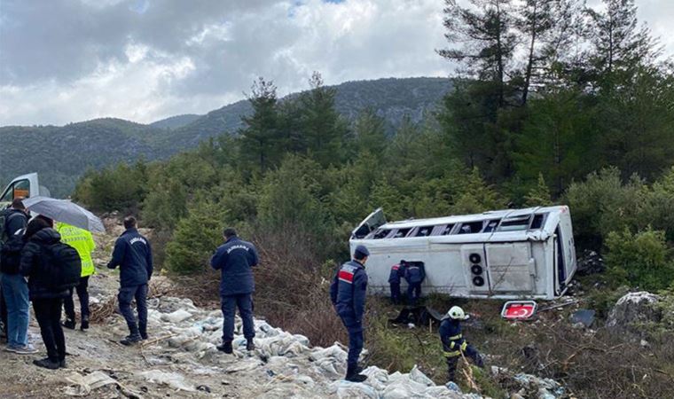 Antalya'da tur midibüsü devrildi: 7 turist yaralı (11 Nisan 2022)