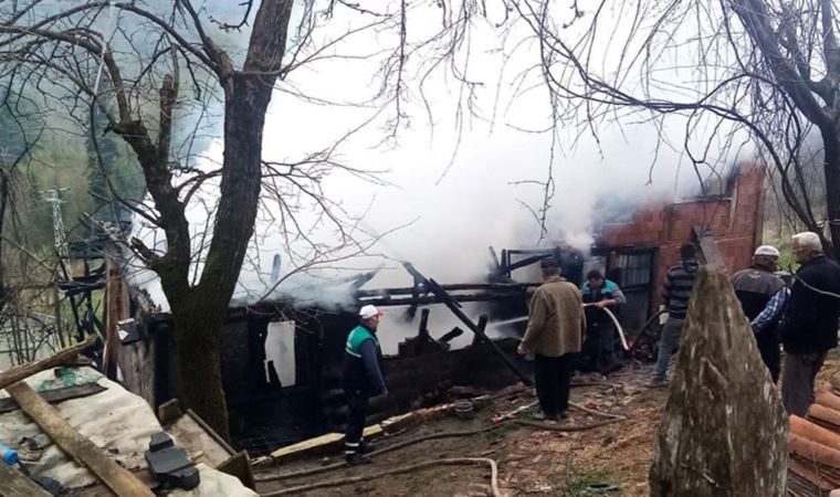 Kastamonu'da 2 katlı ahşap ev yandı, engelli çocuk yaşamını yitirdi