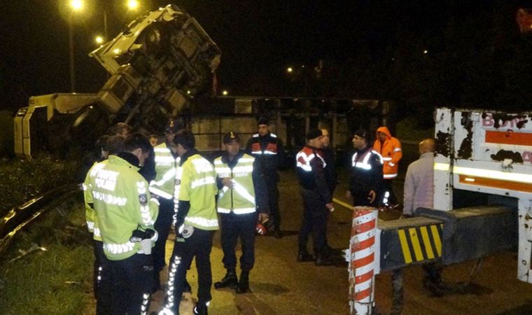 Otoyolda zincirleme kaza: 3’ü polis 5 yaralı