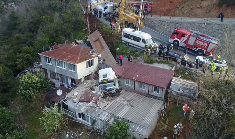 Sarıyer'de gecekondu üzerine TIR devrildi: Yaralılar var (15 Nisan 2022)