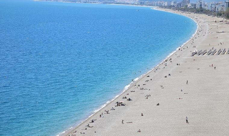 Antalya sahillerinde güneşli hava yoğunluğu