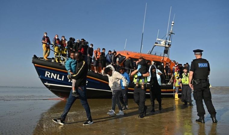 İngiltere'nin göçmenleri Ruanda'ya gönderme planına rağmen gelişler sürüyor