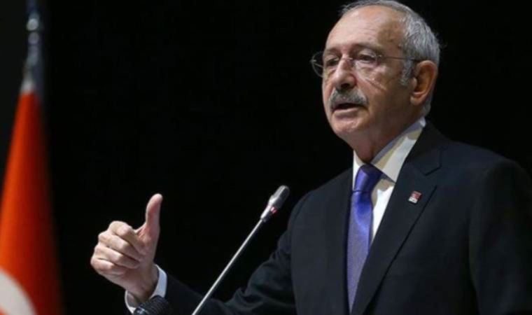 CHP Genel Başkanı Kılıçdaroğlu yeni üyelere rozetlerini taktı