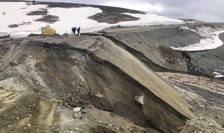 Sivas'ta heyelan nedeniyle kapanan köy yolu yeniden ulaşıma açıldı