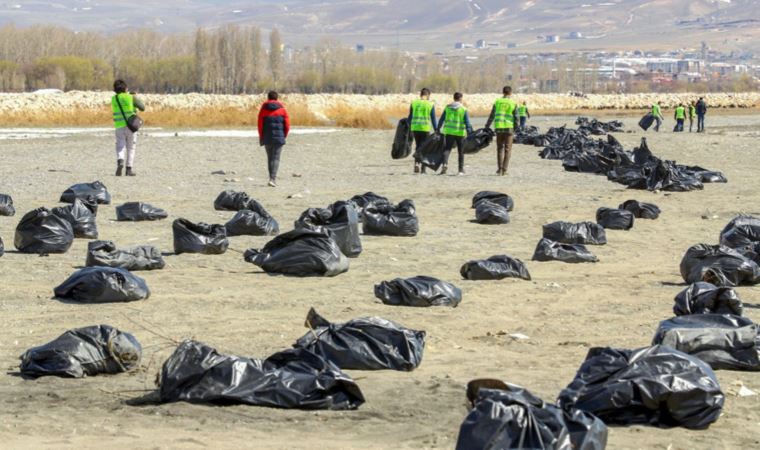 Van Gölü sahilinden 45 ton çöp toplandı (18 Nisan 2022)