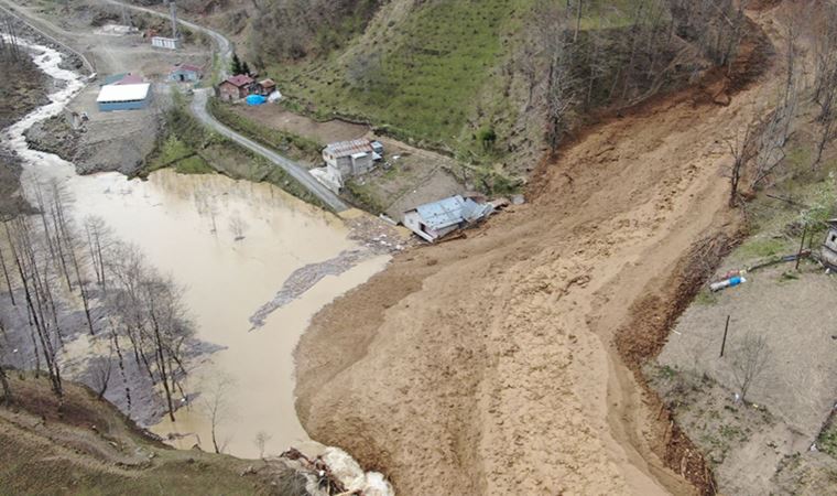 Trabzon'da dağ adeta çamur aktı