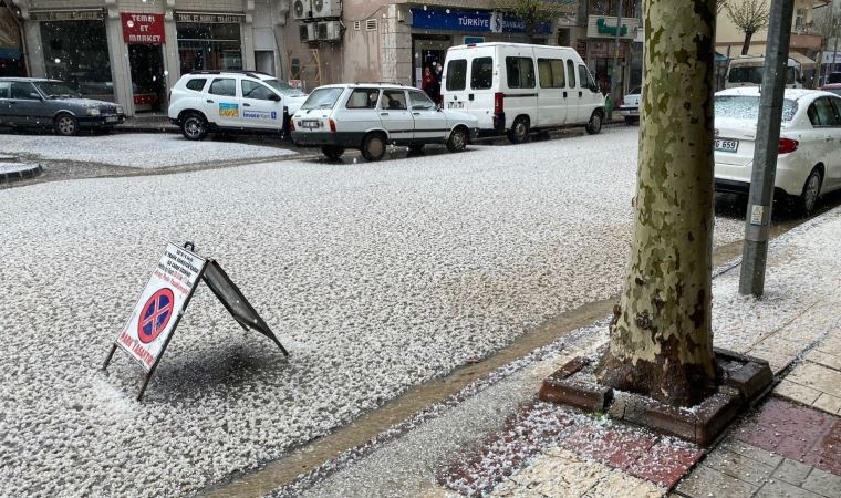 Kastamonu'da fındık büyüklüğünde dolu: Cadde ve sokaklar beyaza büründü (19 Nisan 2022)