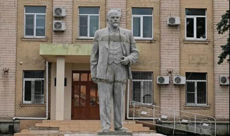 Rusya, ele geçirdiği bölgede Lenin’in heykelini onardı!