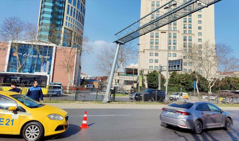 Kuvvetli rüzgar nedeniyle... Büyükdere Caddesi trafiğe kapatıldı (02 Nisan 2022)