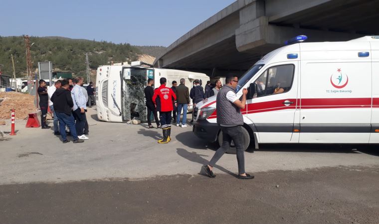 Mersin'de Akkuyu NGS işçilerini taşıyan otobüs devrildi: Çok sayıda yaralı