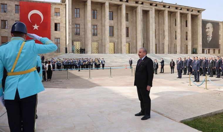 TBMM'deki Atatürk Anıtı önünde tören düzenlendi (23 Nisan 2022)