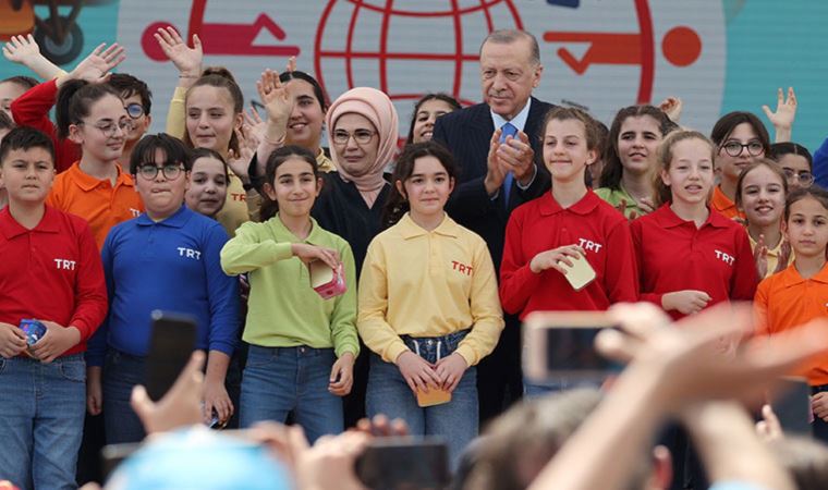 Erdoğan 23 Nisan TRT etkinliğinde konuştu: 'Yetki sahibi olduğunuzda sakın ola kirlenmeyin' (23 Nisan 2022)