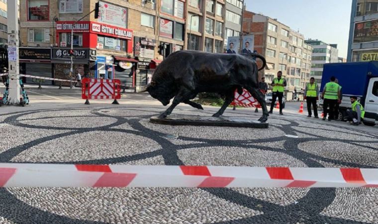 Kadıköy'ün simgesi Boğa heykeli 15 gün süreyle bakıma alındı (24 Nisan 2022)