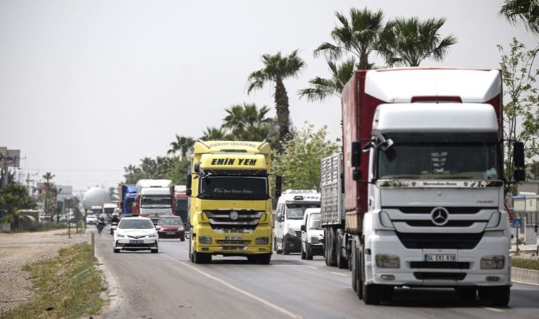 Mersin'de limana getirilen 30 metrelik reaktör kara yoluyla Adana'ya taşınıyor