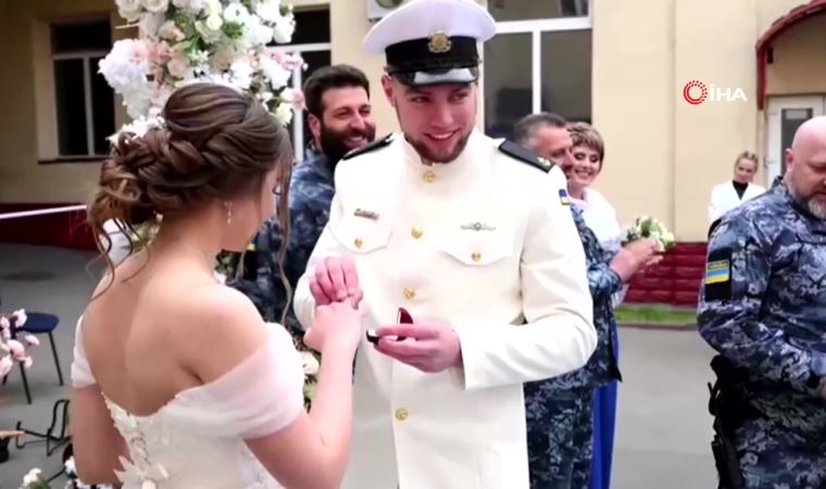 Sıkıyönetim altındaki Odessa’da komutanlar nikah kıydı (26 Nisan 2022)