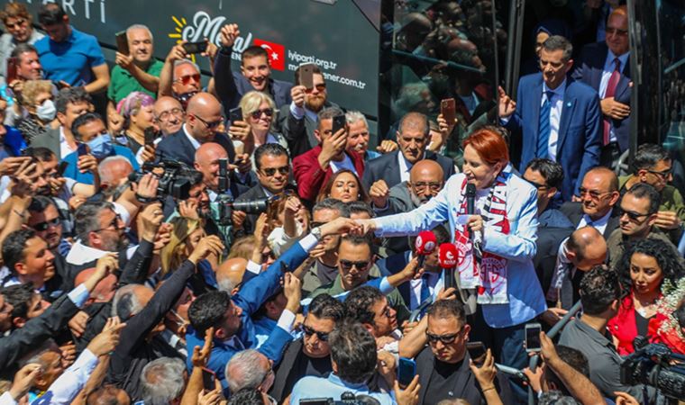 Yurttaşlar parmaklarındaki alyanslarını çıkarıp Meral Akşener’e uzattı