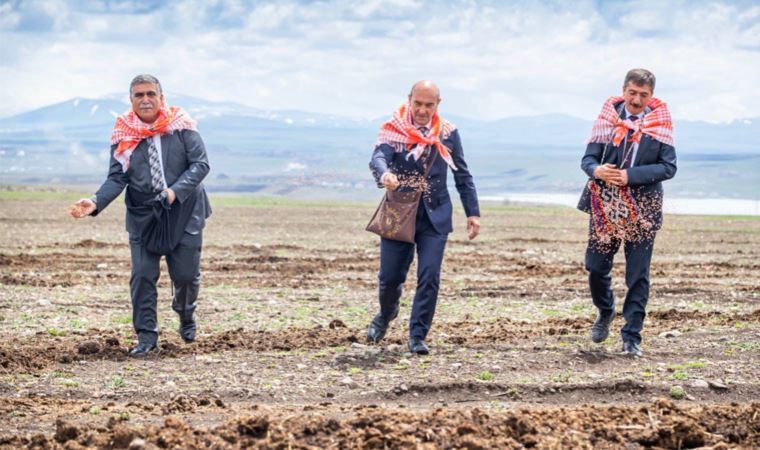 Tunç Soyer, Kars’ta tarlaya indi ‘kurda, kuşa, aşa’ diyerek tohum serpti