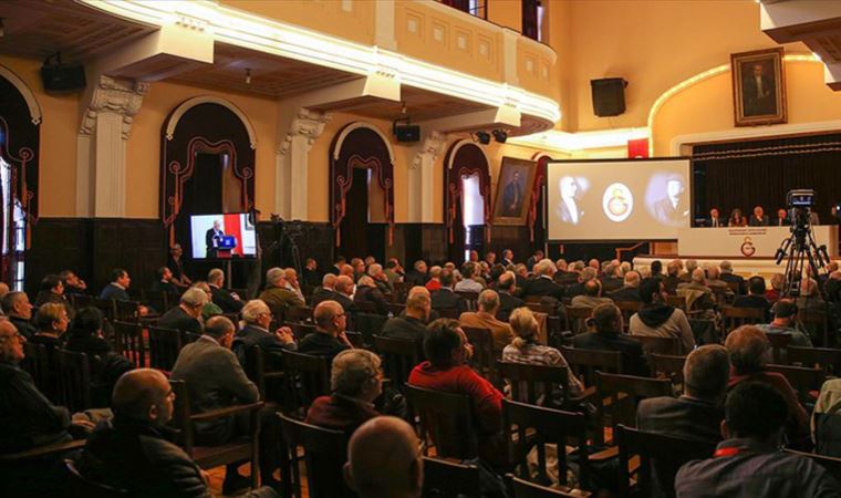 Galatasaray Kulübü üyeleri olağanüstü seçim için imza toplamaya başladı