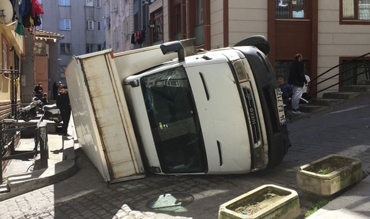 Nakliyat kamyonu sokak ortasına devrildi