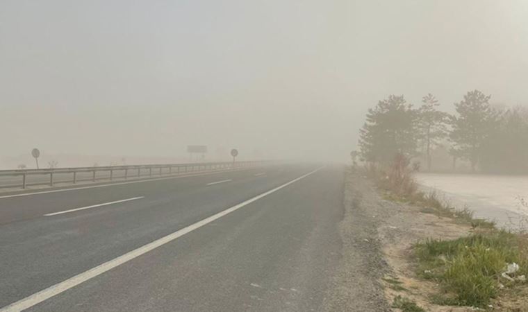 Konya'da kum fırtınası etkisini gösterdi