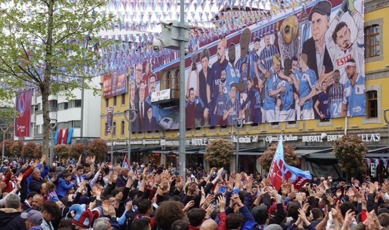 Trabzonspor taraftarları şehir merkezinde toplanmaya başladı