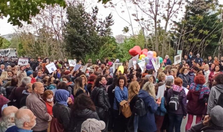 Mücella Yapıcı'nın kardeşi Bakırköy Cezaevi önünde konuştu: 'Onur duyuyorum ablamla'