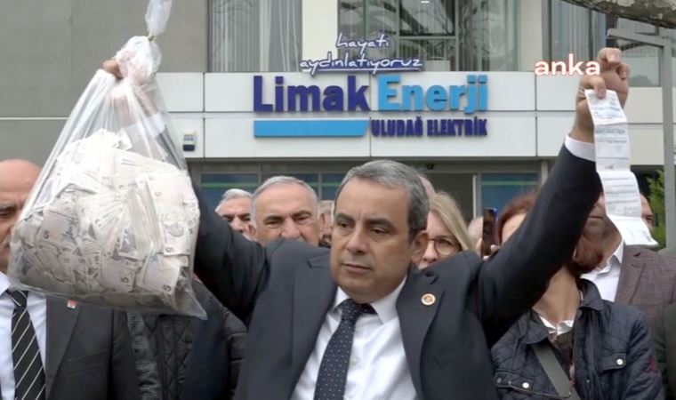 Elektriği kesilen CHP Bursa İl Başkanlığı, faturayı 5 TL'lik banknotlarla ödedi (05 Nisan 2022)