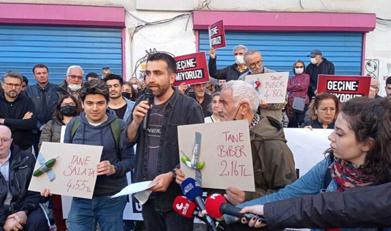 'Geçinemeyenler' zamları taneyle aldıkları sebzelerle protesto etti