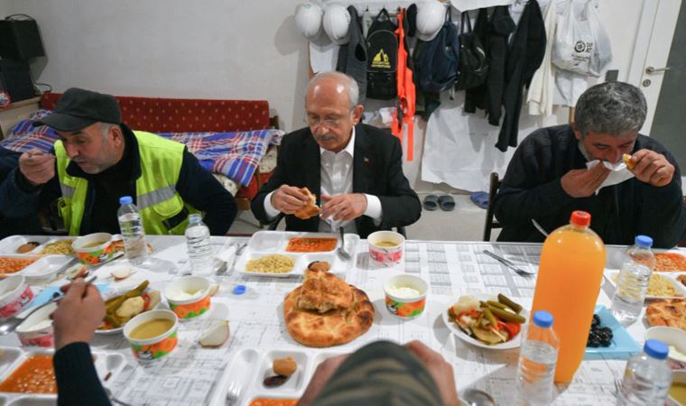 CHP lideri Kılıçdaroğlu, inşaat işçileriyle iftar yaptı: 'Sizin işiniz daha zor' (07 Nisan 2022)