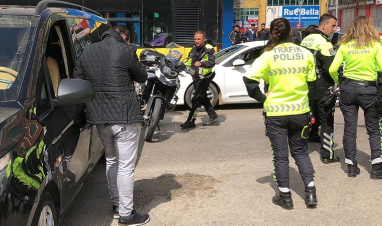 Tur minibüsüyle motosikletli trafik polisleri çarpıştı, 2 polis yaralandı