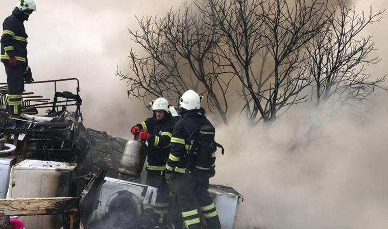 Hurdalık alandaki yangın rüzgârın etkisiyle etrafa yayıldı