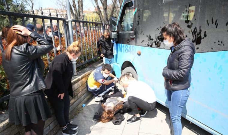 Kadıköy'de feci kaza: Kaldırıma çıkan minibüs iki işçiyi ezdi