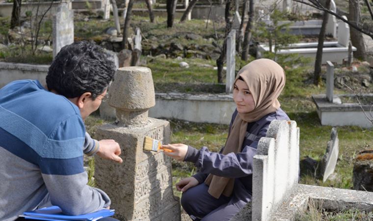 Osmanlı dönemine ait mezar taşlarındaki yazıtlar gün yüzüne çıkarılıyor