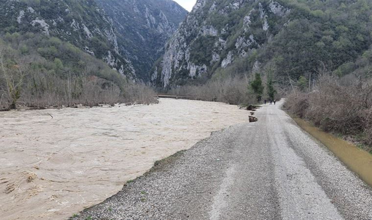 Kastamonu’da çöken yol trafiğe kapatıldı (09 Nisan 2022)