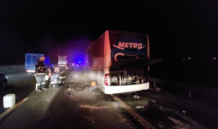 Lastiği patlayıp, yoluna devam eden yolcu otobüsünde yangın çıktı (01 Mayıs 2022)