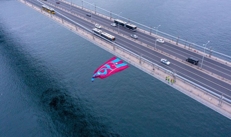 Şampiyon Trabzonspor'un bayrağı İstanbul Boğazı'nda