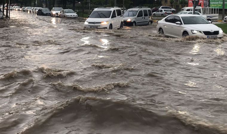 Adıyaman'ı sel aldı, onlarca araç sular altında kaldı