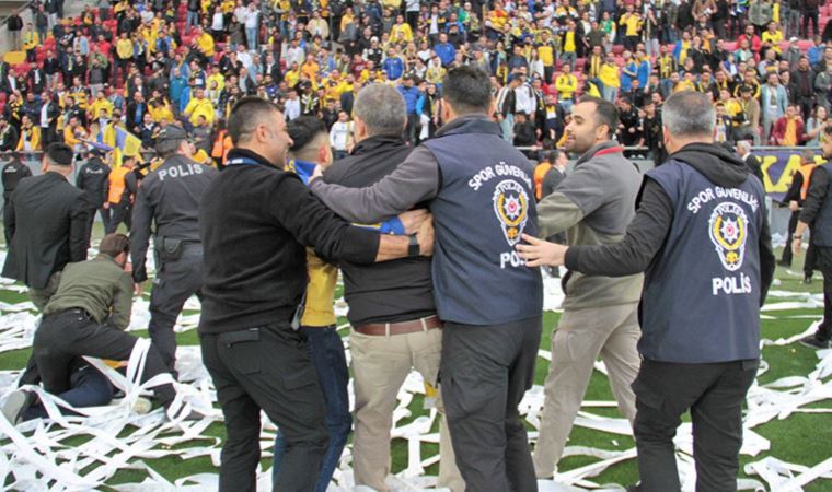 Sahaya atlayan Ankaragücü taraftarlarına polis müdahalesi