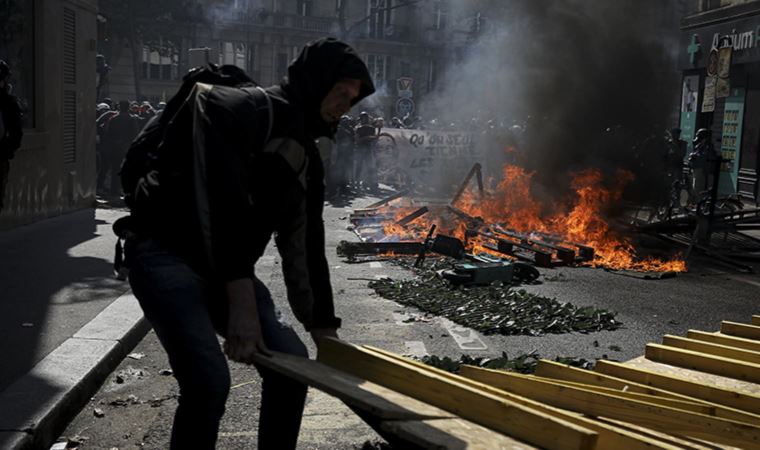 Paris’te düzenlenen 1 Mayıs gösterisinde gergin anlar yaşandı