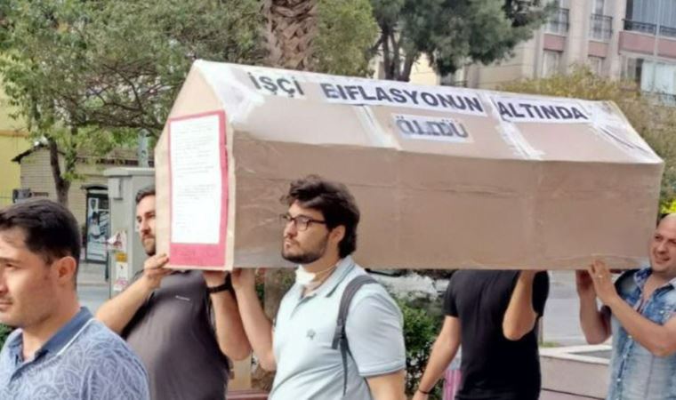 CHP Gaziemir Gençlik Kolları'ndan ilginç protesto: ‘İŞÇİ ÖLDÜ’ cenazesi kaldırıldı!