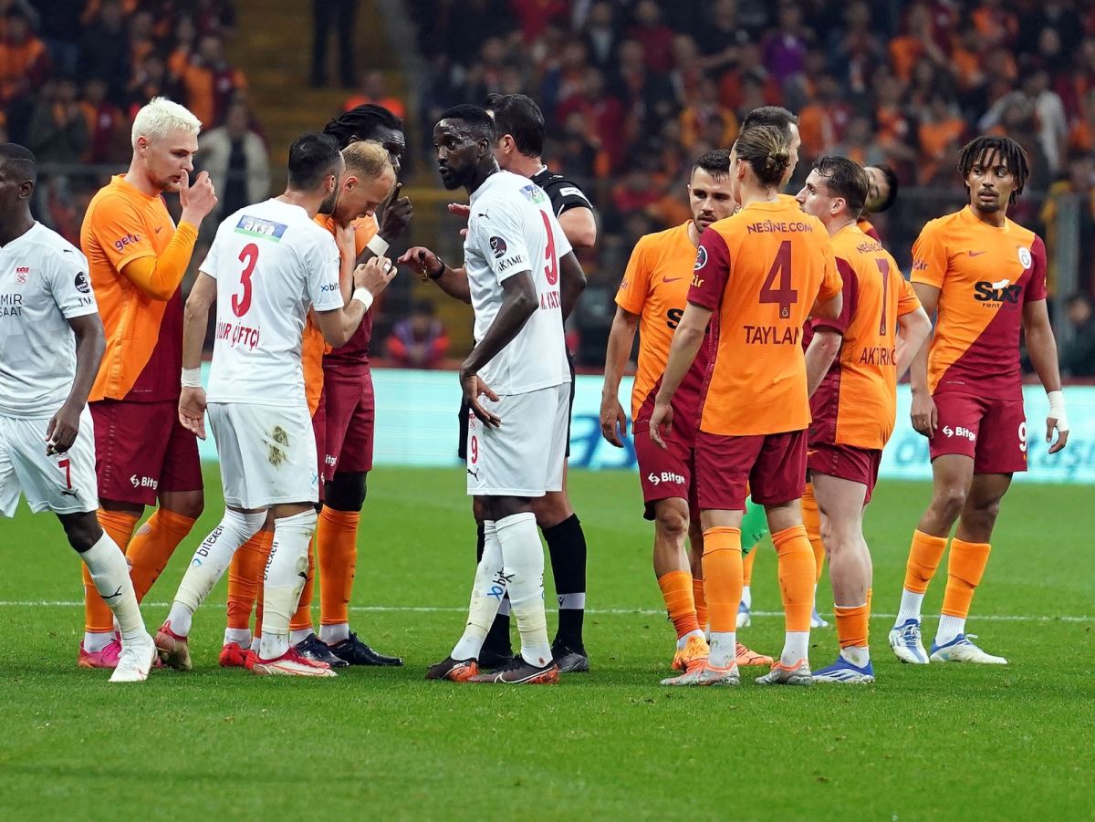 Galatasaray evinde mağlup! Galatasaray 2-3 Demir Grup Sivasspor