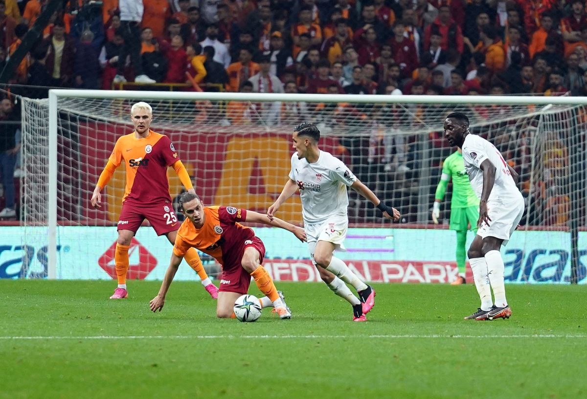 Galatasaray evinde mağlup! Galatasaray 2-3 Demir Grup Sivasspor