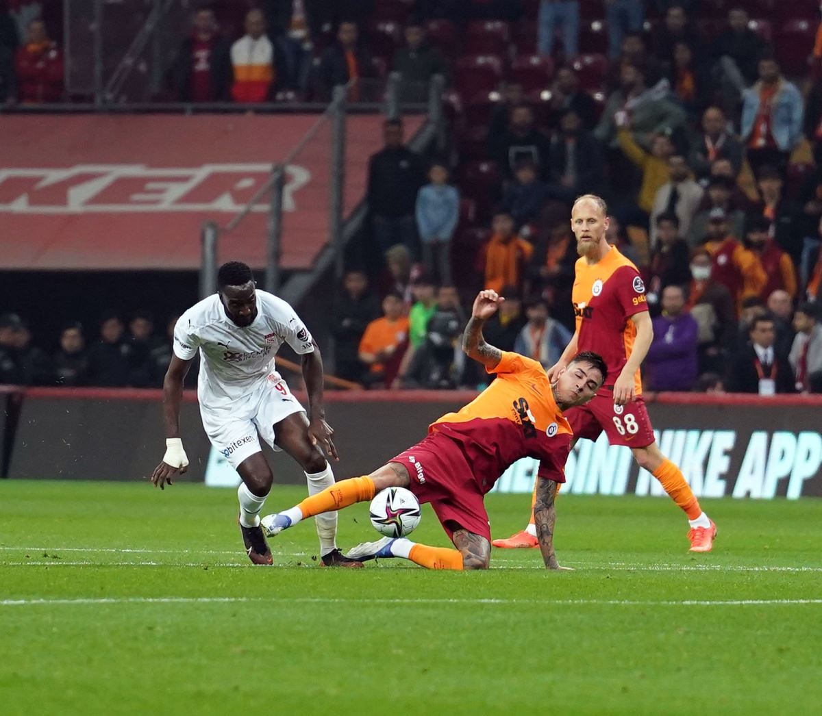 Galatasaray evinde mağlup! Galatasaray 2-3 Demir Grup Sivasspor