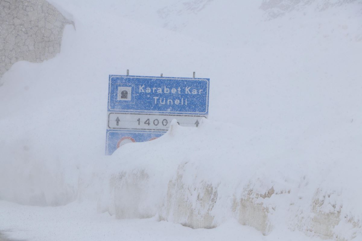 Van Bahçesaray'a mayıs ayında kar yağdı (11 Mayıs 2022)