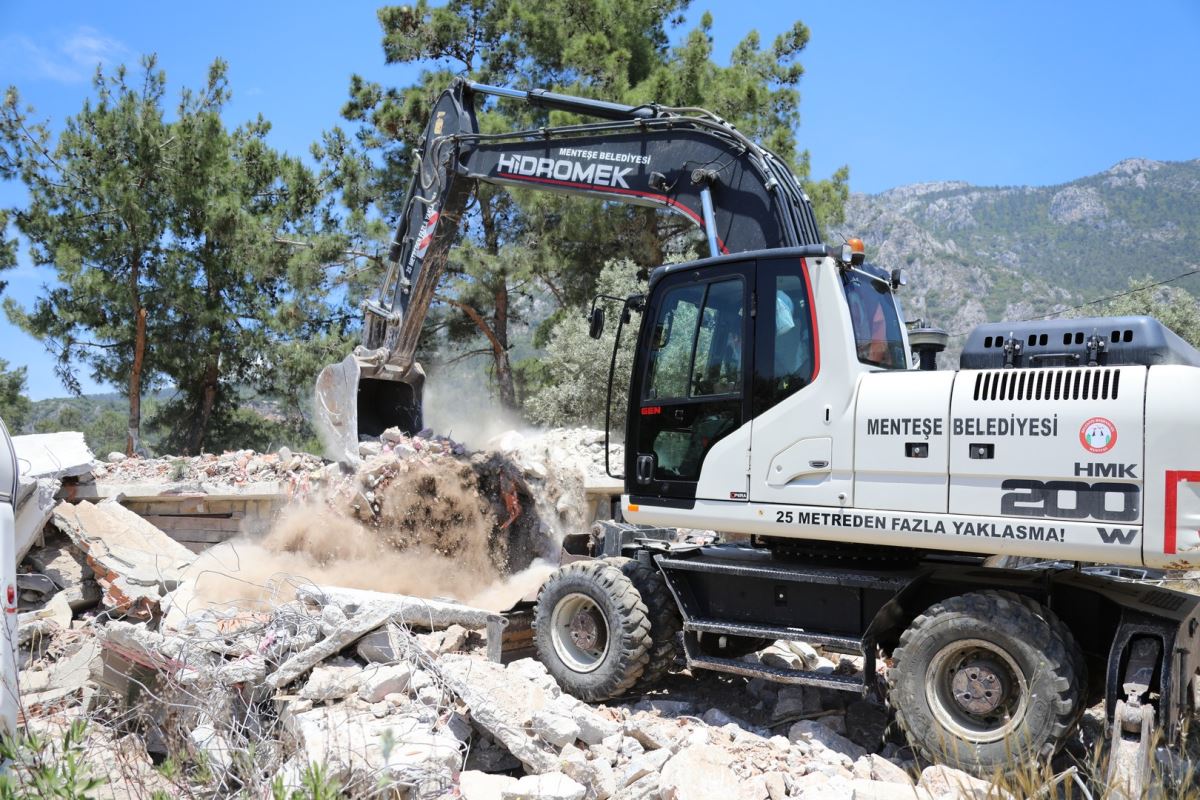 Menteşe’de 15 kaçak bina ve 5 kaçak iskele yıkıldı