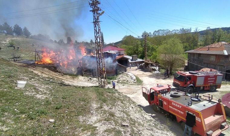 Kastamonu'da korkutan yangın! İki ev kül oldu