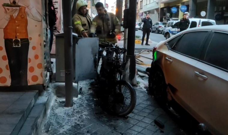 Kadıköy'de park halindeki 3 araç kundaklanırken, şüpheli yakalandı