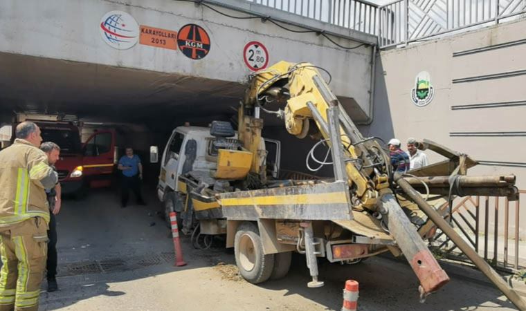 Alt geçide çarpan 'sondaj aracı' ikiye ayrıldı: 2 yaralı